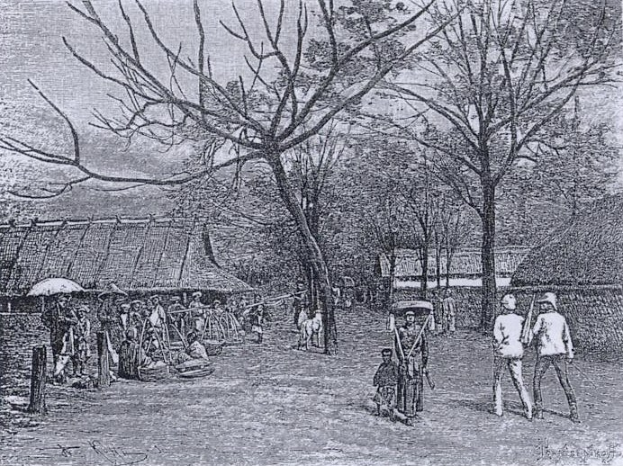 Schwarzes und weißes Bild von Menschen in traditioneller Kleidung, die eine Dorfstraße in den frühen 1900er Jahren entlanggehen, mit Bäumen und Hütten im Hintergrund und einigen, die Schirme halten.