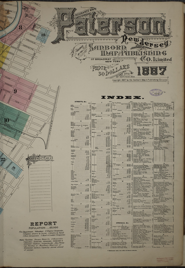 Ein altes Buch mit einer detaillierten Stadtkarte oben drauf, das auf einer Oberfläche liegt, zusammen mit Text, der Informationen über die Gebäude, Straßen und Sehenswürdigkeiten der Stadt enthält.