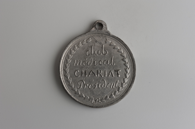 Silberne Medaille mit der Aufschrift 'Vereinsmedizinischer Wohltätigkeitspräsident' auf weißem Hintergrund.
