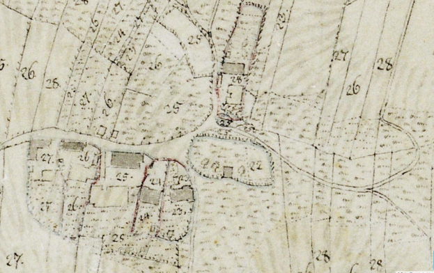 Ein detaillierter alter Stadtplan mit Gebäuden, Straßen und Text, der eine geplante Entwicklung am unteren Rand anzeigt.