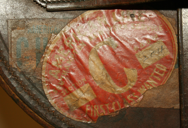 Nahaufnahme eines braunen Ledersattels mit einem roten und weißen Etikett.