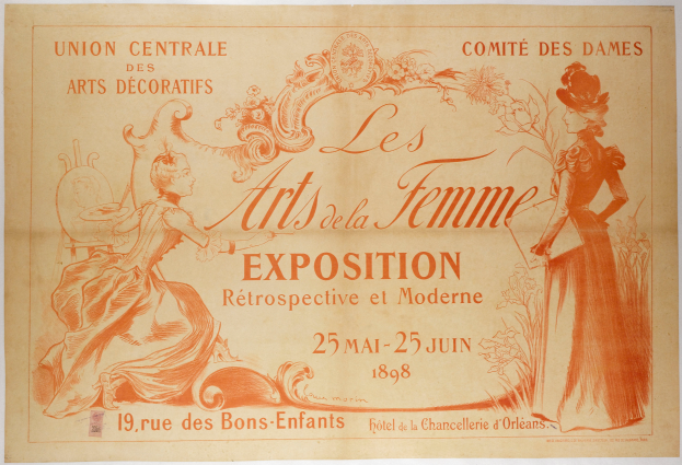 Eine Werbung für die Arts de la Femme Ausstellung mit zwei lachenden Frauen in eleganten Kleidern mit klassischem Hairstyle, die nebeneinander vor einem hellblauen Hintergrund mit fetter schwarzer Schrift stehen.