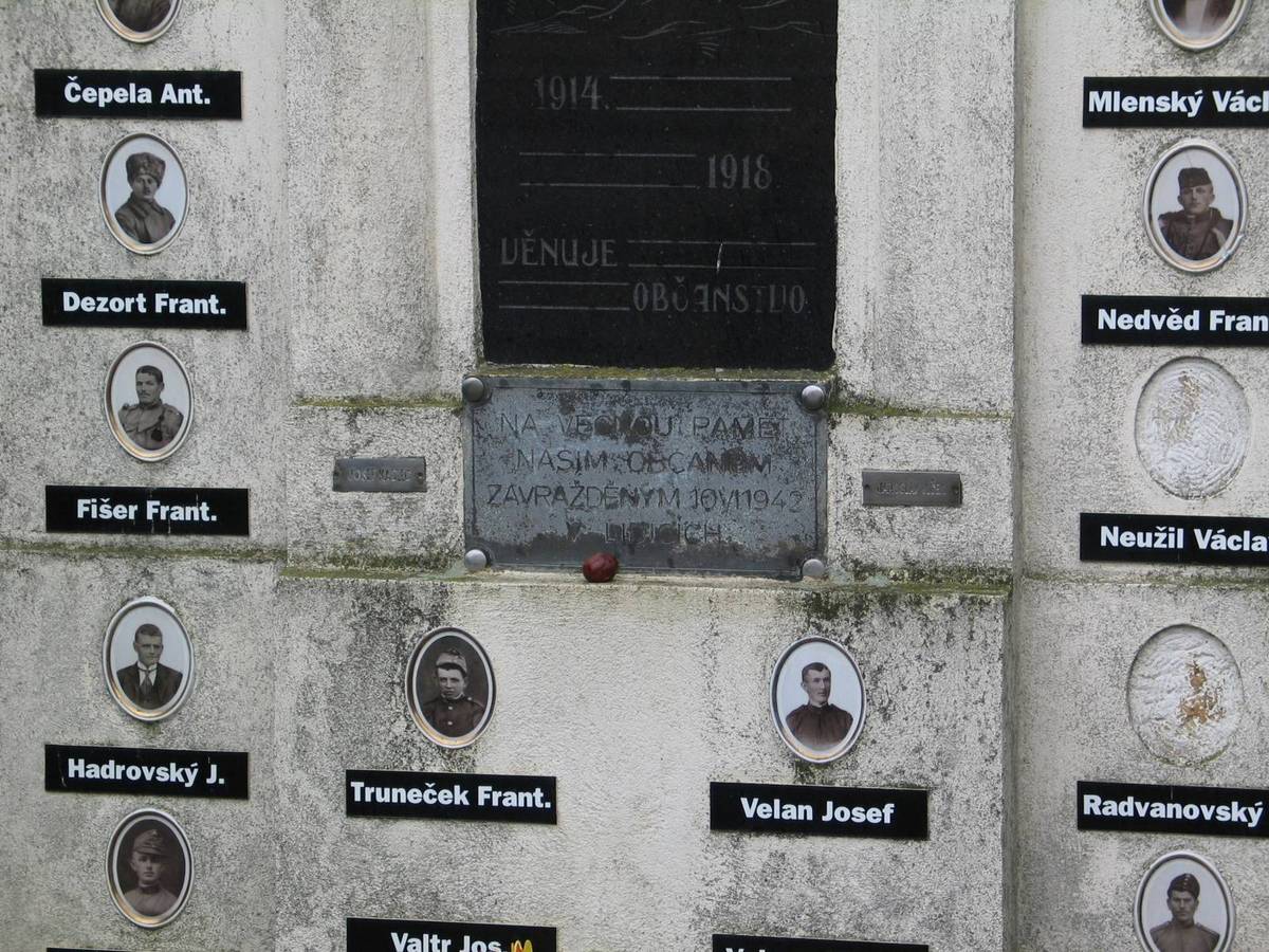 Eine Gedenktafel an einer Wand mit Bildern von Personen und Text, die diejenigen ehrt, die im Zweiten Weltkrieg ihr Leben verloren haben.
