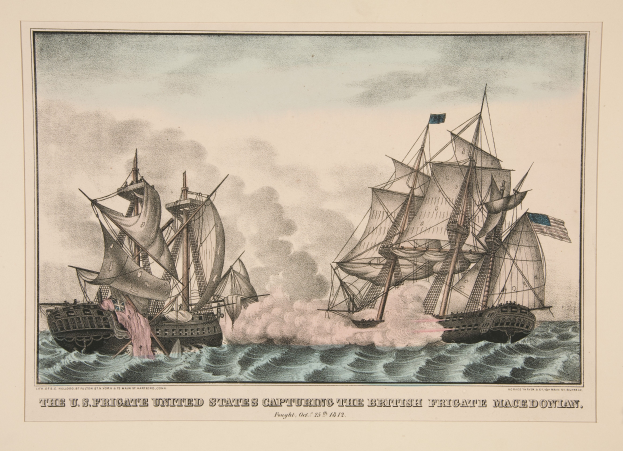 Zwei Schiffe auf dem Meer, eine im Vordergrund und die andere im Hintergrund, sind in eine Schlacht verwickelt, mit Rauch, der aus ihnen aufsteigt, vor dem Hintergrund von aufgewühlter See und einem tiefblauen Himmel, mit Text am unteren Bildrand.