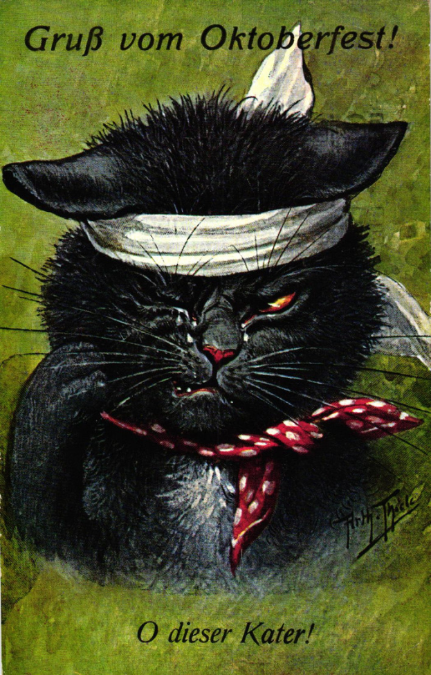 Eine alte Postkarte mit einem schwarzen Kater, der eine hellbraune Mütze und ein leuchtend rotes Halstuch trägt, mit der Aufschrift "Gruß vom Oktoberfest".