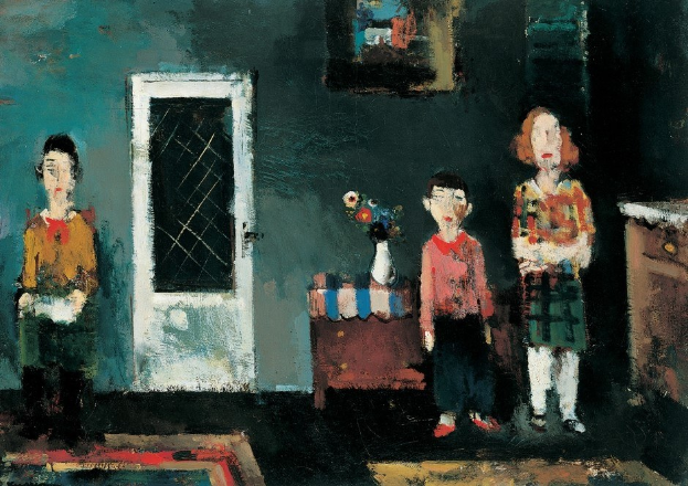 Malerei von drei Kindern in einem Raum mit einem Blumenstrauß auf einem Tisch, einer Tür, einem Foto Rahmen an der Wand und einem Teppich auf dem Boden.