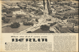 Schwarz-weißes Foto einer alten Zeitung mit einem Stadtansichtsbild, das Gebäude, Bäume und Fahrzeuge zeigt, begleitet von Text.