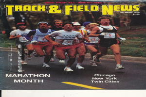 Ein Plakat, das eine Gruppe von Läufern auf einer von Bäumen und Gras gesäumten Straße zeigt, mit dem Text "Track & Field News Marathon Month" oben.