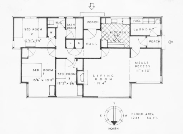 Ein Grundriss eines Hauses mit zwei Schlafzimmern, einem Wohnbereich und Text, der die Raumgrößen und die Position von Fenstern und Türen beschreibt.