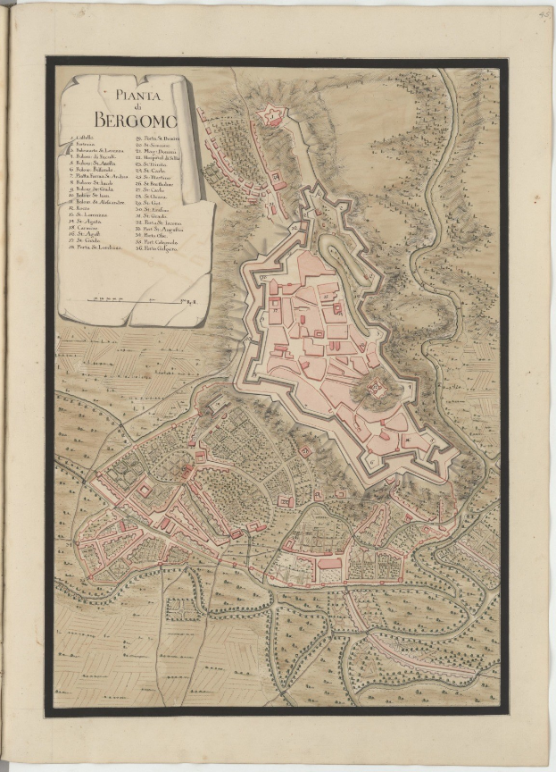 Ein detaillierter Stadtplan von Bergamo, Italien, aus einem alten Buch, der Straßen, Gebäude und Sehenswürdigkeiten zeigt und von Texten über die Bevölkerung, Geschichte und Kultur der Stadt begleitet wird.