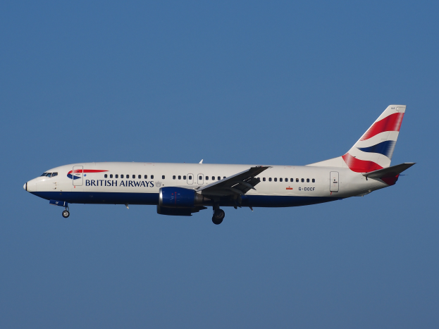 Ein Airbus A320-200 der British Airways im Flug mit ausgefahrenem Höhenruder.