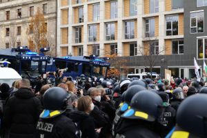 Von der Polizei gestoppt: Mann wehrt sich gegen Flaggenverbot - Flaggenträger spricht jetzt