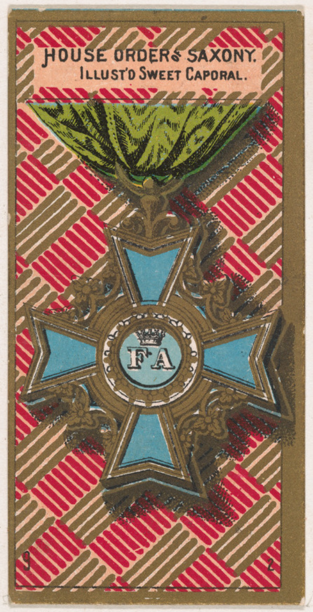 Ein hellblaues Plakat mit einem Wappen-Logo, das ein Kreuz, einen Lorbeerkranz und eine Krone zeigt, umgeben von Sternen und der fettgedruckten Schrift "Hausorden Sachsen Illustrierter Sweet Caporal".