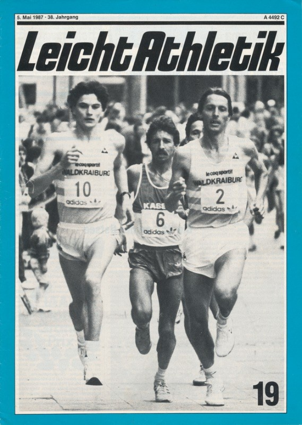 Ein Magazin-Cover mit der Aufschrift "Leicht Athletik Magazine - März 1987", das eine Gruppe von Menschen bei einem Rennen zeigt, einige tragen Laufschuhe.