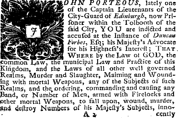 Ein Schwarz-Weiß-Bild eines Mannes im Anzug und Krawatte mit Text und einem Design auf dem Papier, das lautet: 'John Porteous, kürzlich einer der Captain Lieutenant der Stadtwache von Edinburgh, jetzt Pri-Foner innerhalb des Tolbooth der Foner Stadt, Sie werden angeklagt und beschuldigt vor dem Infance von Duncan Forbes'.