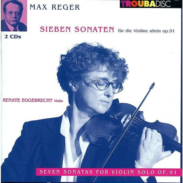 Eine Frau in Brille und Anzug, die eine Geige spielt, mit einem kleineren Bild einer Person oben drauf.