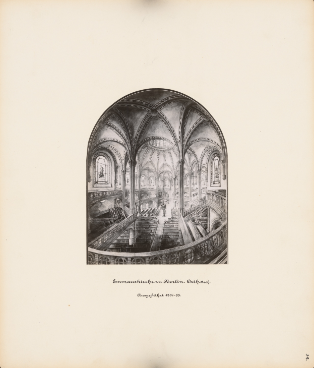 Ein altes Buch mit einer detaillierten Illustration einer Synagoge mit Bögen, Säulen und Buntglasfenstern, mit beschreibendem Text unten.