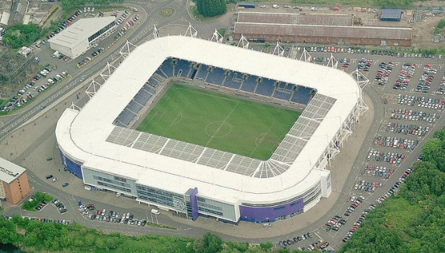 Luftaufnahme eines Fußballstadions in einer Stadt, umgeben von Gebäuden, Bäumen und Straßen mit Fahrzeugen, Heimstadion von Tottenham Hotspur Football Club.