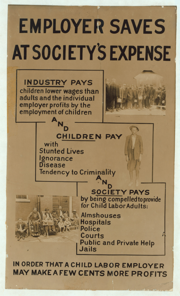 Ein hellgelbes Plakat mit einem weißen Rand, das eine Gruppe verschiedener, strahlender Menschen und die fette Schrift "Arbeitgeber spart auf Kosten der Gesellschaft" zeigt.