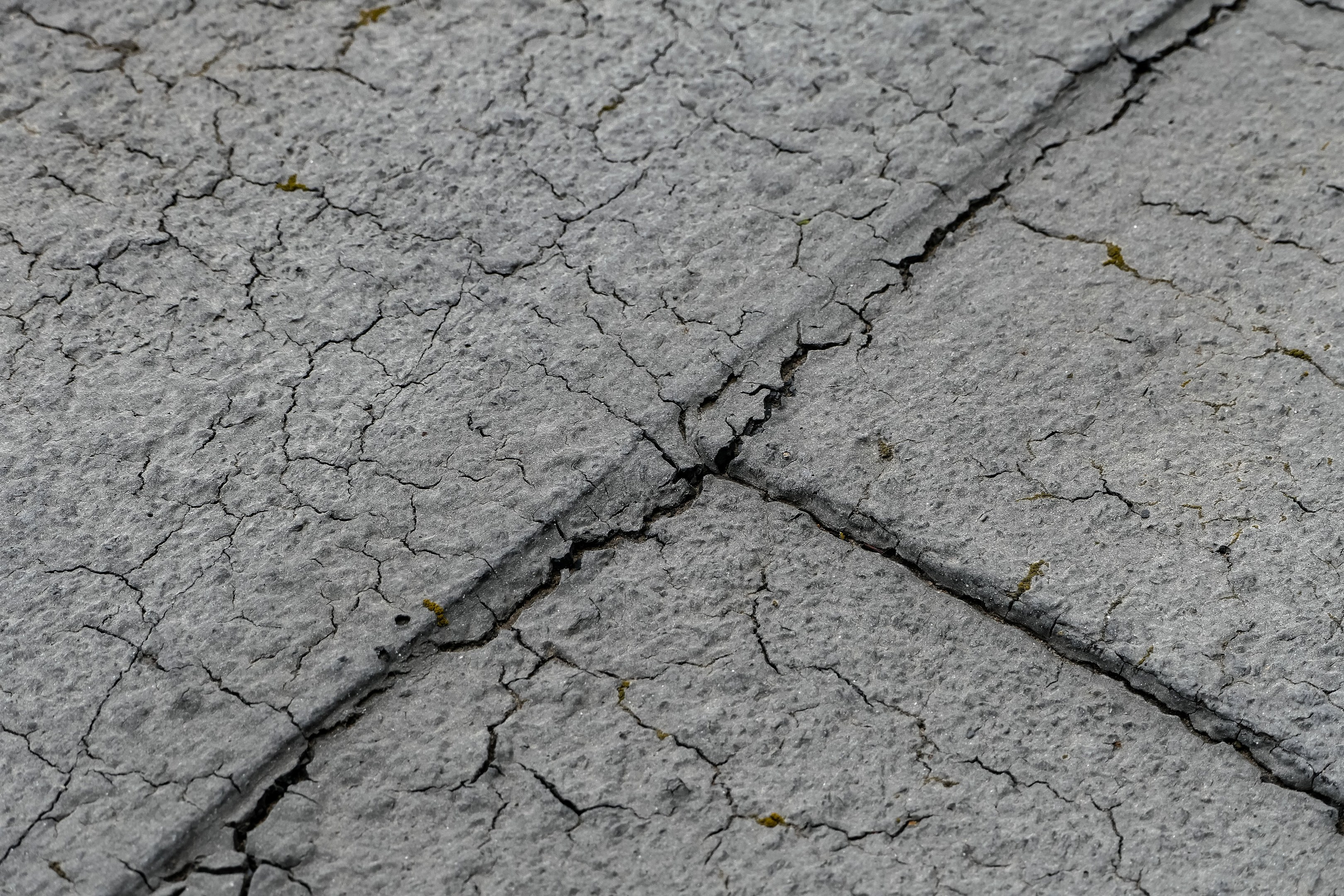 Neues Verbundmaterial zur Langzeitstabilisierung von Straßenoberflächen