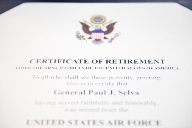 Rahmenurkunde zur Ruhestandsversetzung von der United States Air Force mit blauem Rand, mittig ein Schild-Logo mit einem Stern, Lorbeerkranz und der Aufschrift "Ruhestandsversetzung" in schwarzer Tinte.
