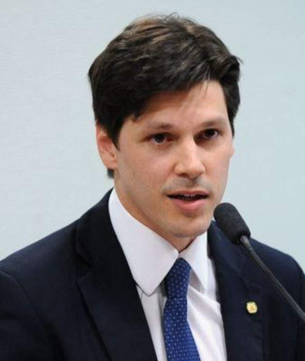 Ein Mann im Anzug und Krawatte spricht vor einer Wand in ein Mikrofon, wahrscheinlich in Reaktion auf Nachrichten über ein Gesetz, das das Internet verbieten soll.