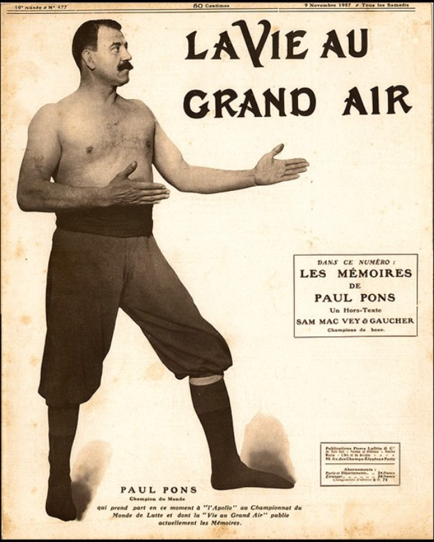 Schwarzes und weißes Foto eines Mannes in einem Boxring mit Handschuhen und Shorts und einem entschlossenen Gesichtsausdruck unter dem Text "La Vie au Grand Air."