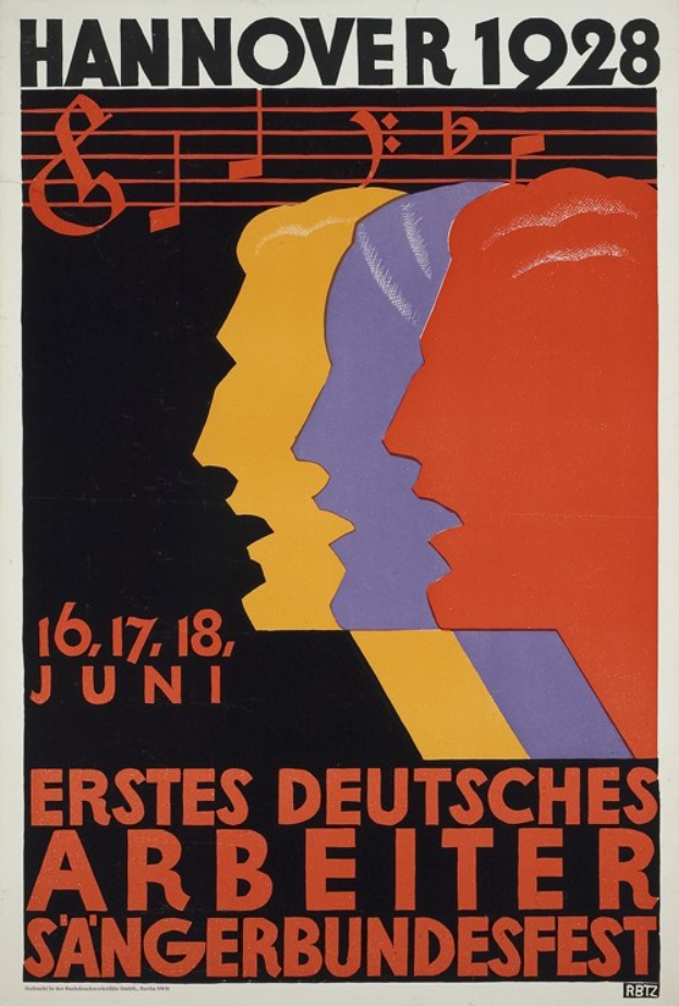 Ein Vintage-Plakat für das Hannover 1928 Erstes Deutsches Arbeiter Sangerbundesfest, das drei zentrale Figuren und Text über das Ereignis zeigt.