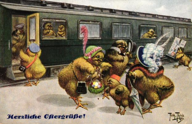 Eine alte Postkarte mit einer Gruppe von Hühner, die vor einem Zug stehen, mit Text auf der Postkarte.
