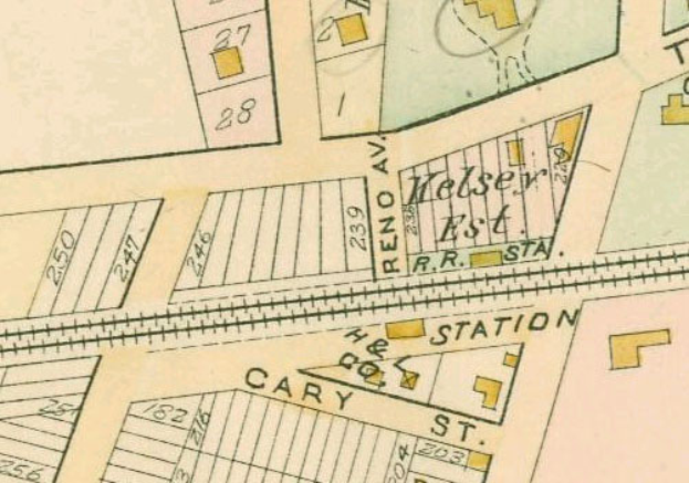 Ein altes Stadtplan mit zahlreichen Gebäuden, Zahlen und Texten, die den Verkauf von Land am unteren Rand anzeigen.