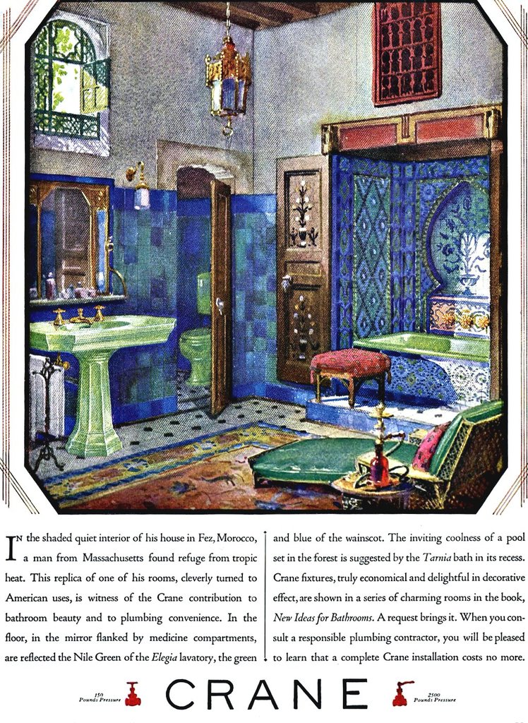 Badezimmerszene mit Waschbecken, Wasserhahn, Spiegel, Lampe, Fenster, Tür, WC, Hocker, Stuhl, Badewanne und Teppich in einer Buchillustration mit gedrucktem Text.