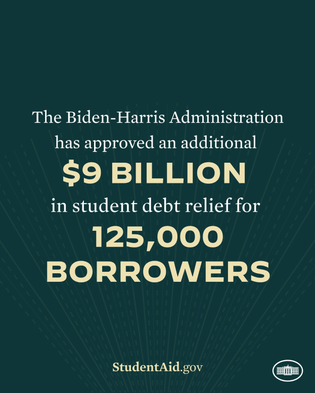 Ein Plakat mit Text über die Genehmigung von 9 Milliarden US-Dollar durch die Biden-Harris-Regierung für die Tilgung von Studienkrediten für 125.000 Schuldner