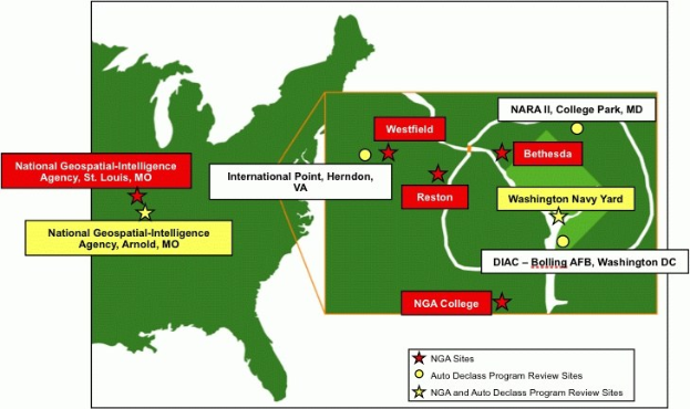 Ein detailliertes Kartenbild der Vereinigten Staaten, das die Standorte der National Geospatial Intelligence Agency in fetter Schrift hervorhebt und geographische Merkmale wie Flüsse, Berge und Städte zeigt.