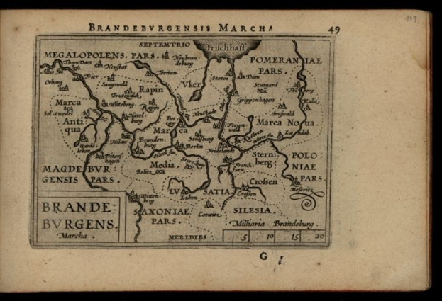 Ein altes Buch mit einem schwarzen Hintergrund, das eine detaillierte Karte der Brandenburg-Region Deutschlands zeigt, einschließlich geografischer Merkmale wie Flüsse, Berge und Städte, mit begleitendem Text über die Region.