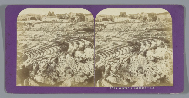 Schwarz-weiß-Stereoskopische Ansichten des antiken Amphitheaters in Syrakus, das Sitzreihen, umgebende Strukturen, Bäume und Himmel zeigt.